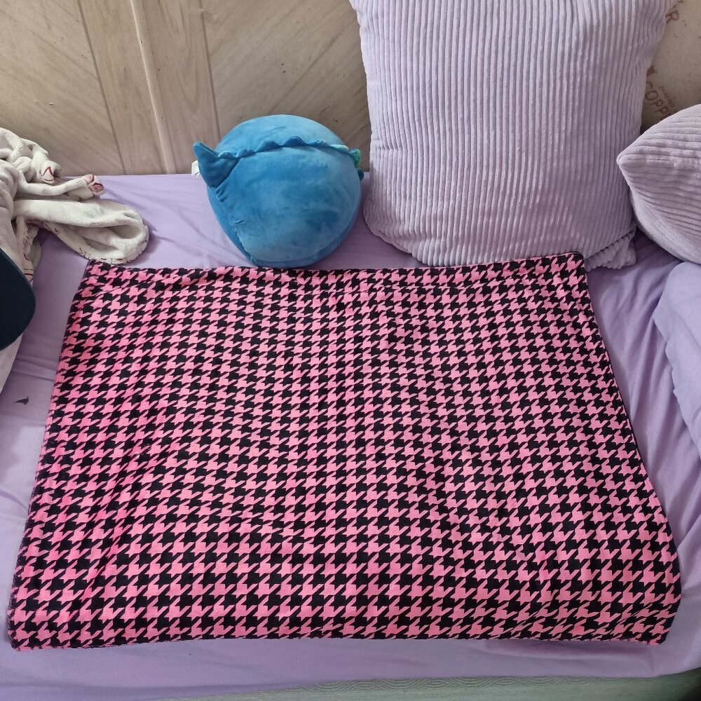Cute Handmade Pink & Black Hounds Tooth Pattern Bed Throw/Baby Blanky!